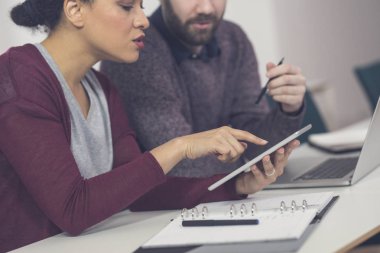 Ofiste birlikte çalışan meslektaşlar.