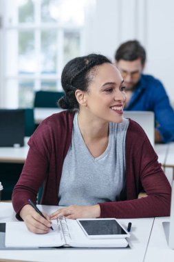 Genç bayan ofiste çalışıyor.