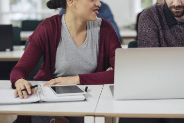 Ofiste birlikte çalışan meslektaşlar.