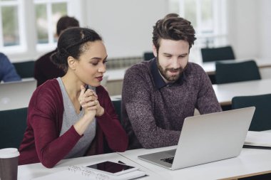 Ofiste birlikte çalışan meslektaşlar.