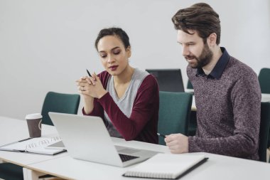 Ofiste birlikte çalışan meslektaşlar.