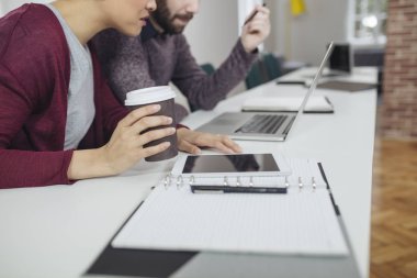 Ofiste birlikte çalışan meslektaşlar.