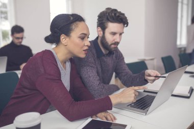 birlikte çalışan iki arkadaşları 