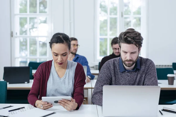 Colleghi Che Lavorano Ufficio — Foto Stock