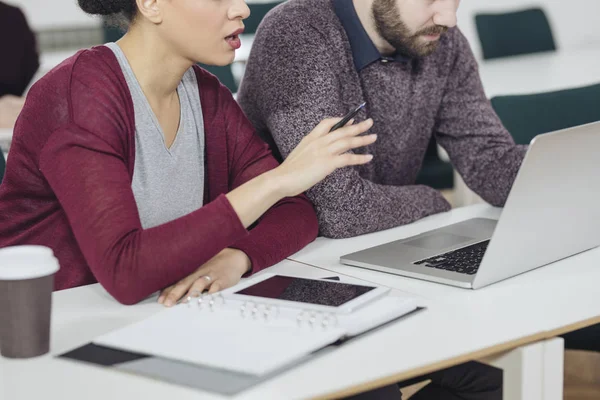 Two Colleagues Working Together Office — Stock Photo, Image