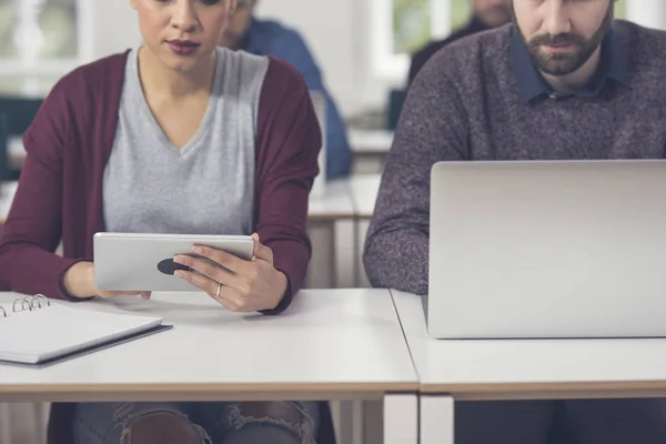 Två Kollegor Arbeta Tillsammans Office — Stockfoto