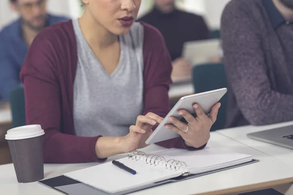 Junge Frau Arbeitet Büro — Stockfoto