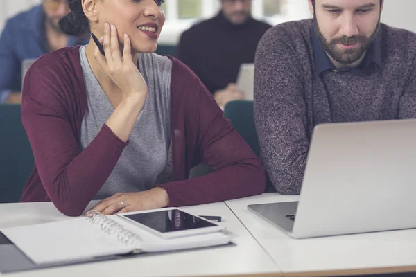 Ofiste birlikte çalışan meslektaşlar.