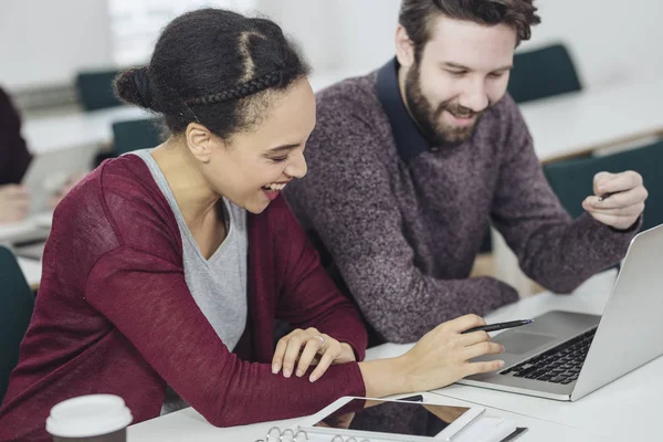 Kollegen Arbeiten Büro Zusammen — Stockfoto