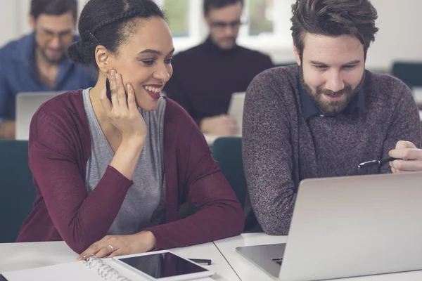 Ofiste birlikte çalışan meslektaşlar.