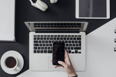 Unrecognisable işkadını cep telefonunu ofisinde tutan eller fotoğraf yukarıda.