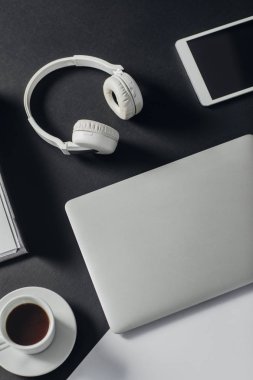 Modern teknoloji ve kahve düzgün ofis masası üzerinde fotoğraf yukarıda.
