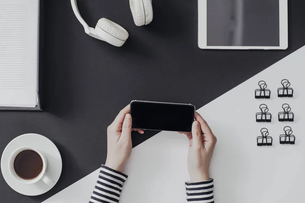 Hands Unrecognisable Woman Holding Her Smartphone Neat Office Table — Stock Photo, Image