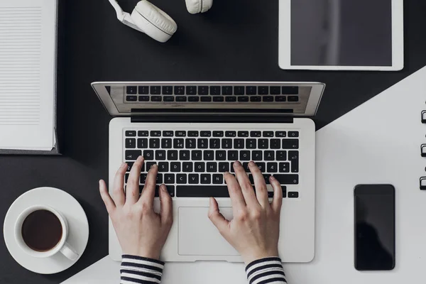 Photo Hands Unrecognisable Businesswoman Typing Her Laptop Work — Stock Photo, Image