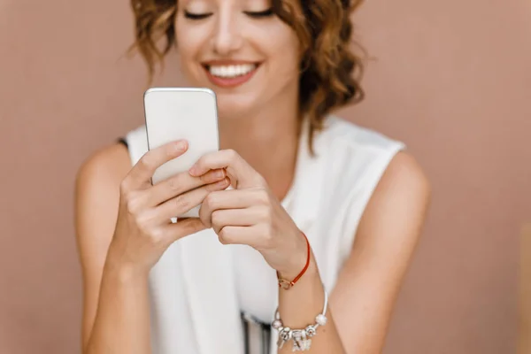 Hermosa Mujer Caucásica Sonriente Escribiendo Teléfono Móvil —  Fotos de Stock