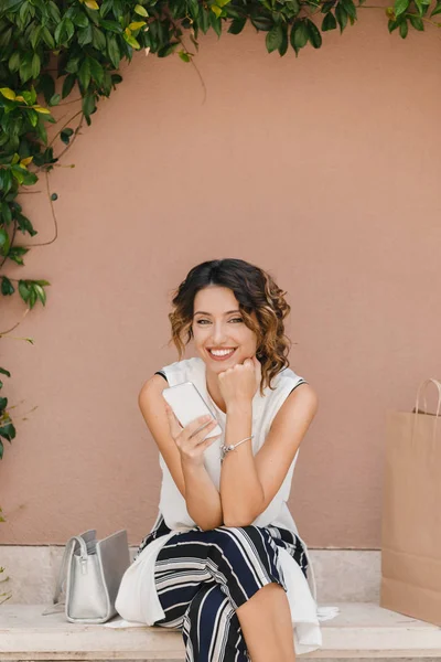 Mooie Lachende Kaukasische Vrouw Shopper Holding Haar Mobiele Telefoon Camera — Stockfoto