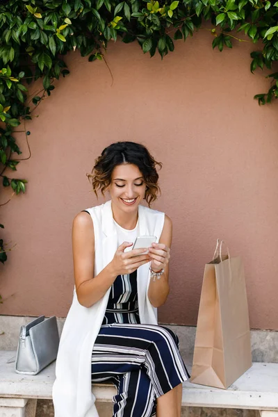 Bella Donna Caucasica Sorridente Seduta All Aperto Con Shopping Bag — Foto Stock