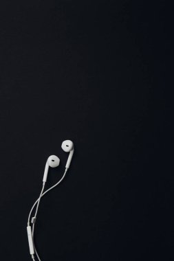 Siyah arka plan üzerine beyaz kulak tıkacı.