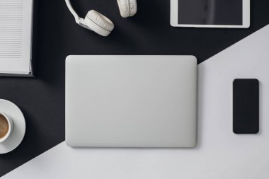 Modern teknoloji ve kahve düzgün ofis masası üzerinde fotoğraf yukarıda.