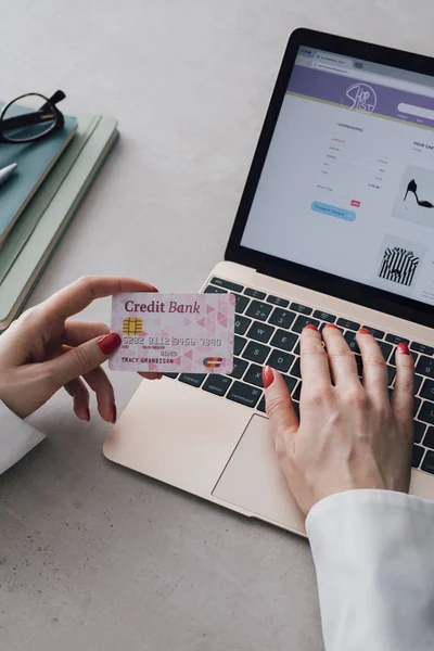 オンライン ショッピングのための彼女のクレジット カードを保持している丹念女性の手 — ストック写真