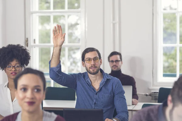 Ung Affärsman Rasing Hand Presentation — Stockfoto