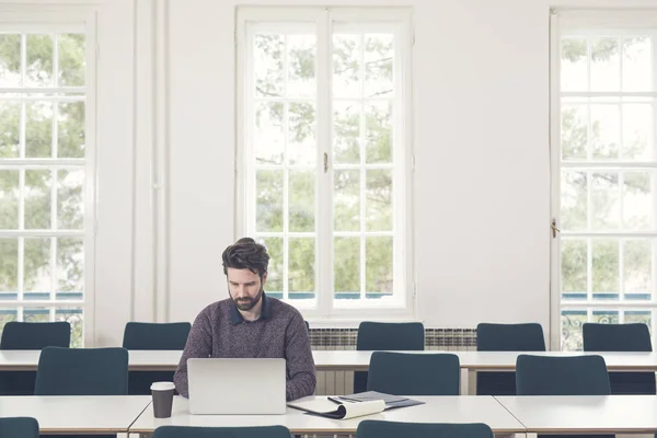 Ung Affärsman Som Arbetar Bärbar Dator — Stockfoto