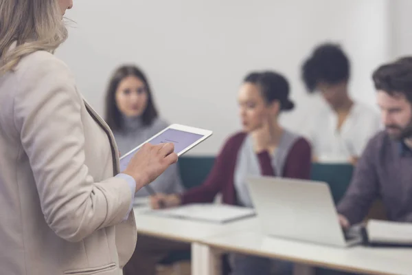 Oigenkännliga Affärskvinna Står Jobbet Och Skriva Sin Surfplatta — Stockfoto