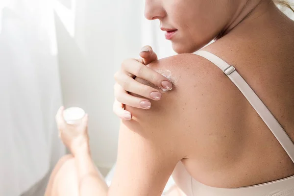 Pretty Caucasian Woman Applying Skin Care Creme Her Shoulder — Stock Photo, Image