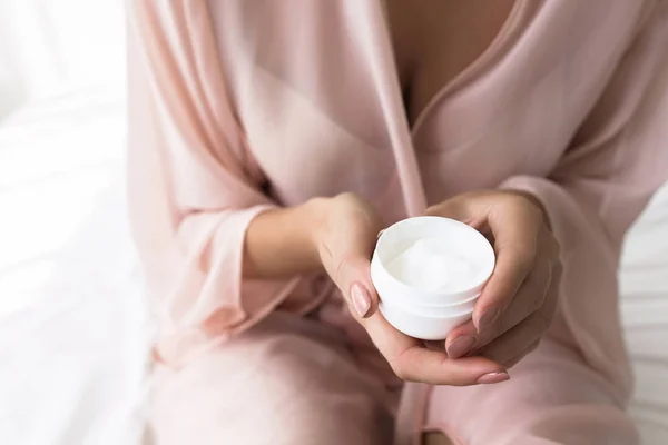 Mains Une Femme Méconnaissable Tenant Une Crème Cosmétique — Photo