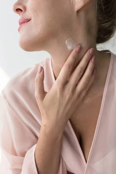 Mujer Sonriente Recortada Irreconocible Poniendo Crema Cosmética Para Cuidado Piel — Foto de Stock