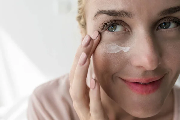 Pretty Caucasian Woman Applying Skin Care Creme Eye — Stock Photo, Image