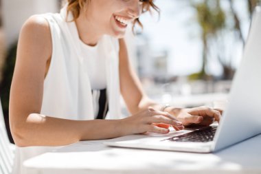 Unrecognisable işkadını üstünde onu laptop kafede yazmaya elleri.