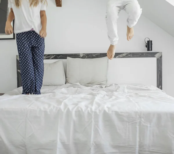 Ben Två Oigenkännliga Flickor Hoppar Sängen Pyjamas — Stockfoto