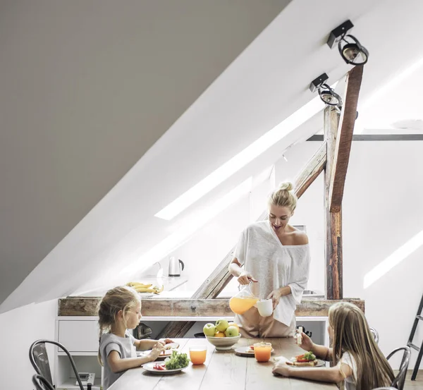 Dos Lindo Caucásico Niñas Hermanas Disfrutando Desayuno Casa Con Hermosa —  Fotos de Stock