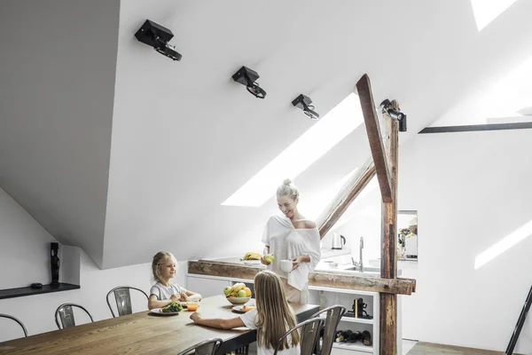 Duas Lindas Meninas Caucasianas Irmãs Desfrutando Café Manhã Casa Com — Fotografia de Stock