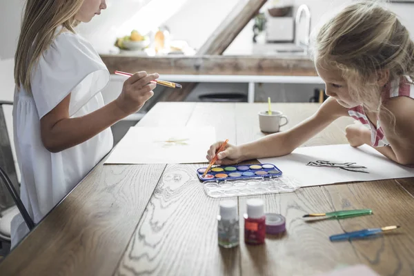 Två Söt Kaukasiska Flickor Systrar Målning Med Vattenfärger Hemma — Stockfoto