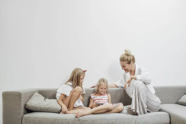 Moher Her Daughters Sitting Couch Looking Tablet — Stock Photo, Image