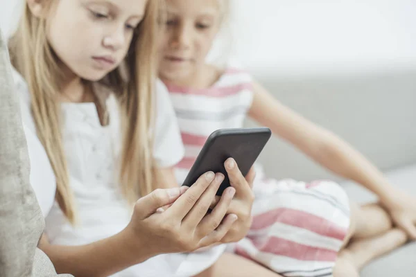 Dvě Roztomilé Kavkazský Dívky Sestry Sedí Doma Při Pohledu Mobilní — Stock fotografie