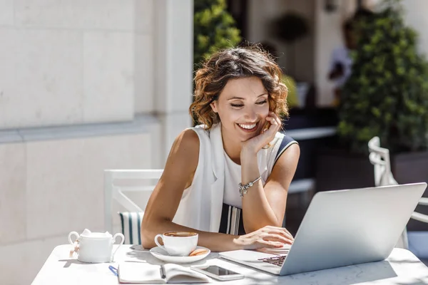 Beautiful Smiling Caucasian Woman Sitting Cafe Reading Her Laptop — Stock Photo, Image