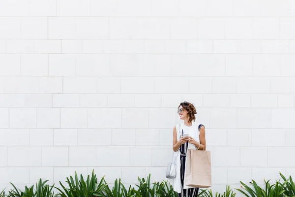 Bella Donna Caucasica Sorridente Con Borsa Della Spesa Telefono Cellulare — Foto Stock