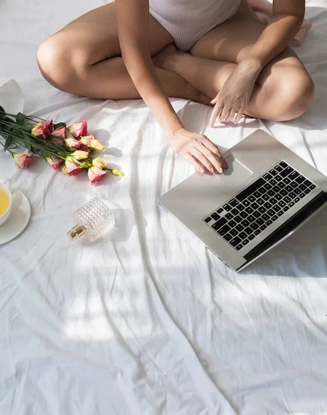 Przycięte Nieczytelna Kobieta Siedzi Jej Łóżko Rano Wpisując Jej Laptopie — Zdjęcie stockowe