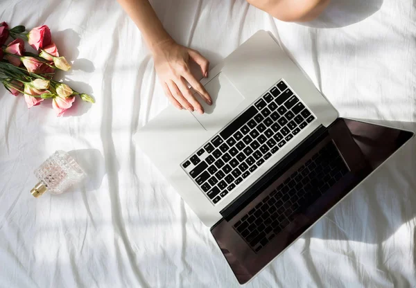 Bijgesneden Onherkenbaar Vrouw Zit Haar Bed Ochtend Typen Haar Laptop — Stockfoto