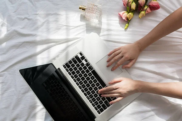 Foto Van Handen Van Onherkenbaar Vrouw Typen Haar Laptop Thuis — Stockfoto