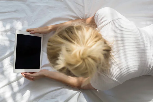 Femme Méconnaissable Allongée Sur Son Lit Tenant Une Tablette — Photo