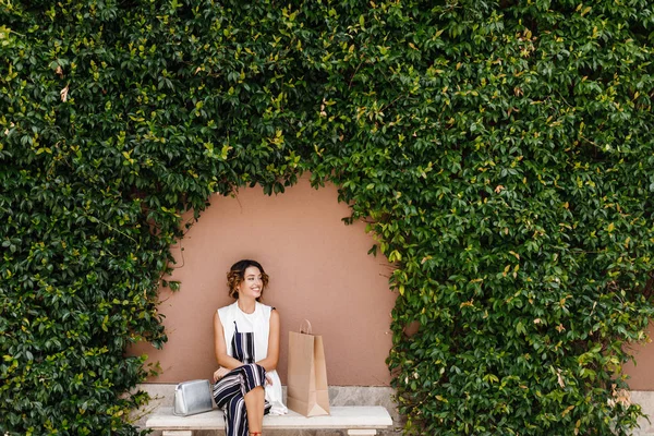 Jolie Femme Caucasienne Assise Sur Banc Jardin Côté Sac Provisions — Photo