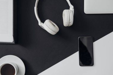 Kablosuz Kulaklık düzgün ofis masası üzerinde fotoğraf yukarıda.