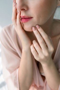 Kadın yüzünü dokunaklı kırpılmış Unrecognisable.