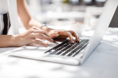 Unrecognisable işkadını üstünde onu laptop kafede yazmaya elleri.