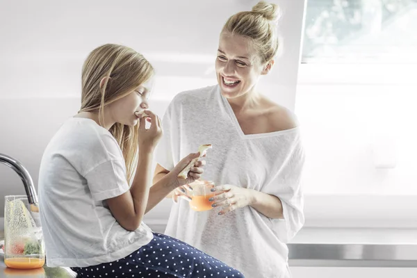 Beautiful Smiling Caucasian Woman Enjoying Breakfast Her Cute Daughter — Stock Photo, Image