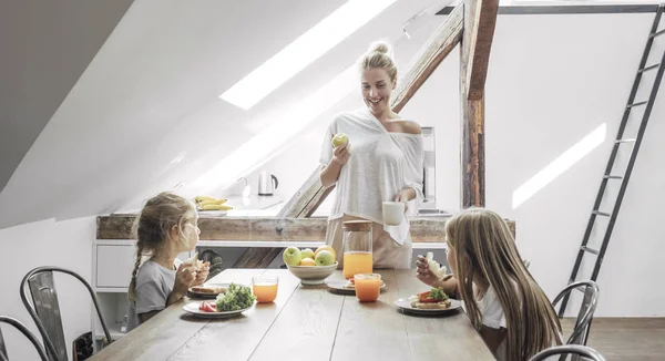 Two Cute Caucasian Girls Sisters Enjoying Breakfast Home Beautiful Mother — Stock Photo, Image